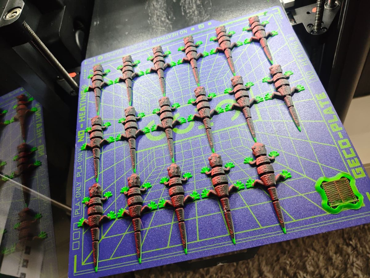 Serie beweglicher Gecko-Figuren auf dem Druckbett