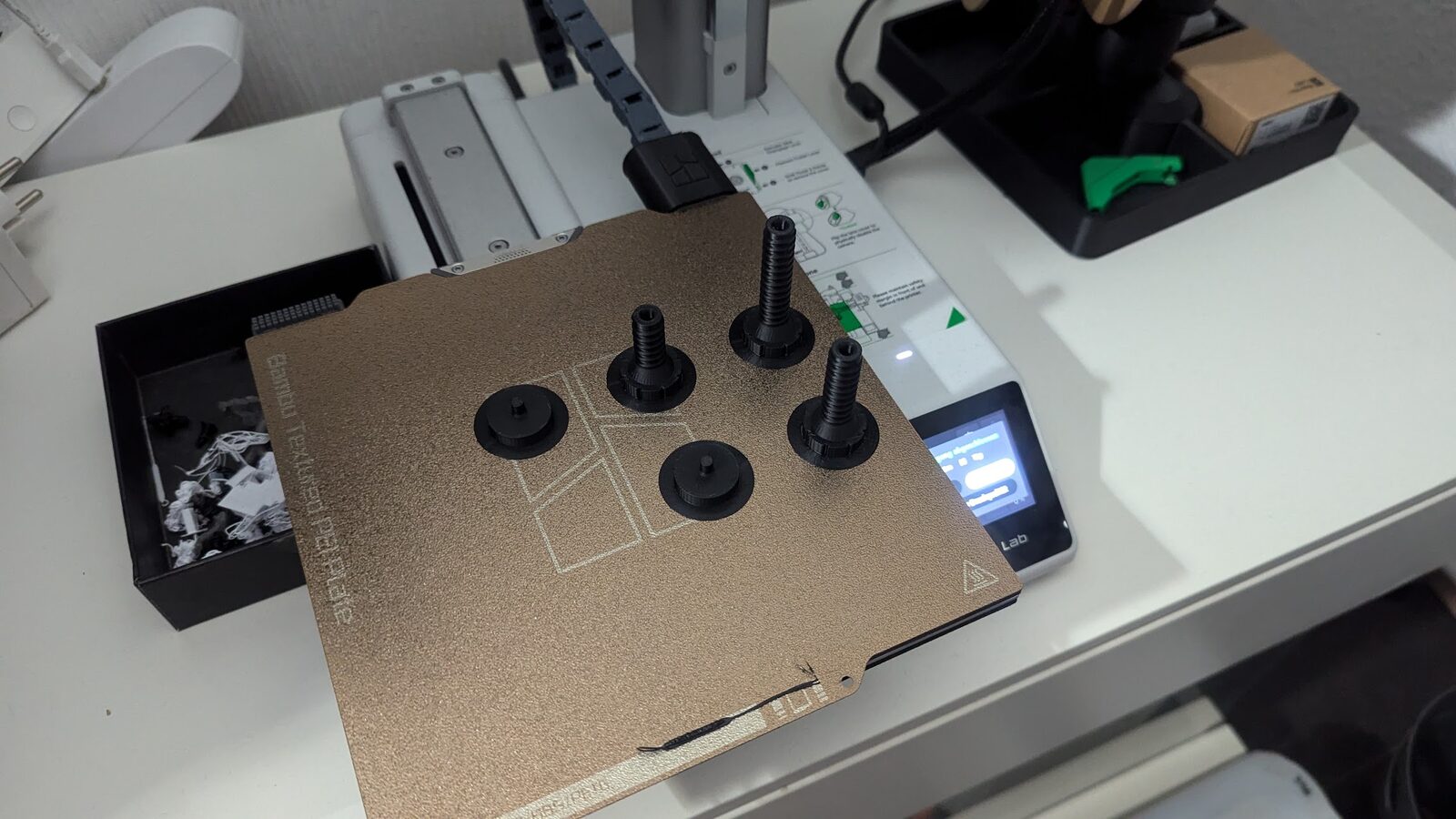 Serie schwarzer Ventilkappen frisch auf dem Druckbett