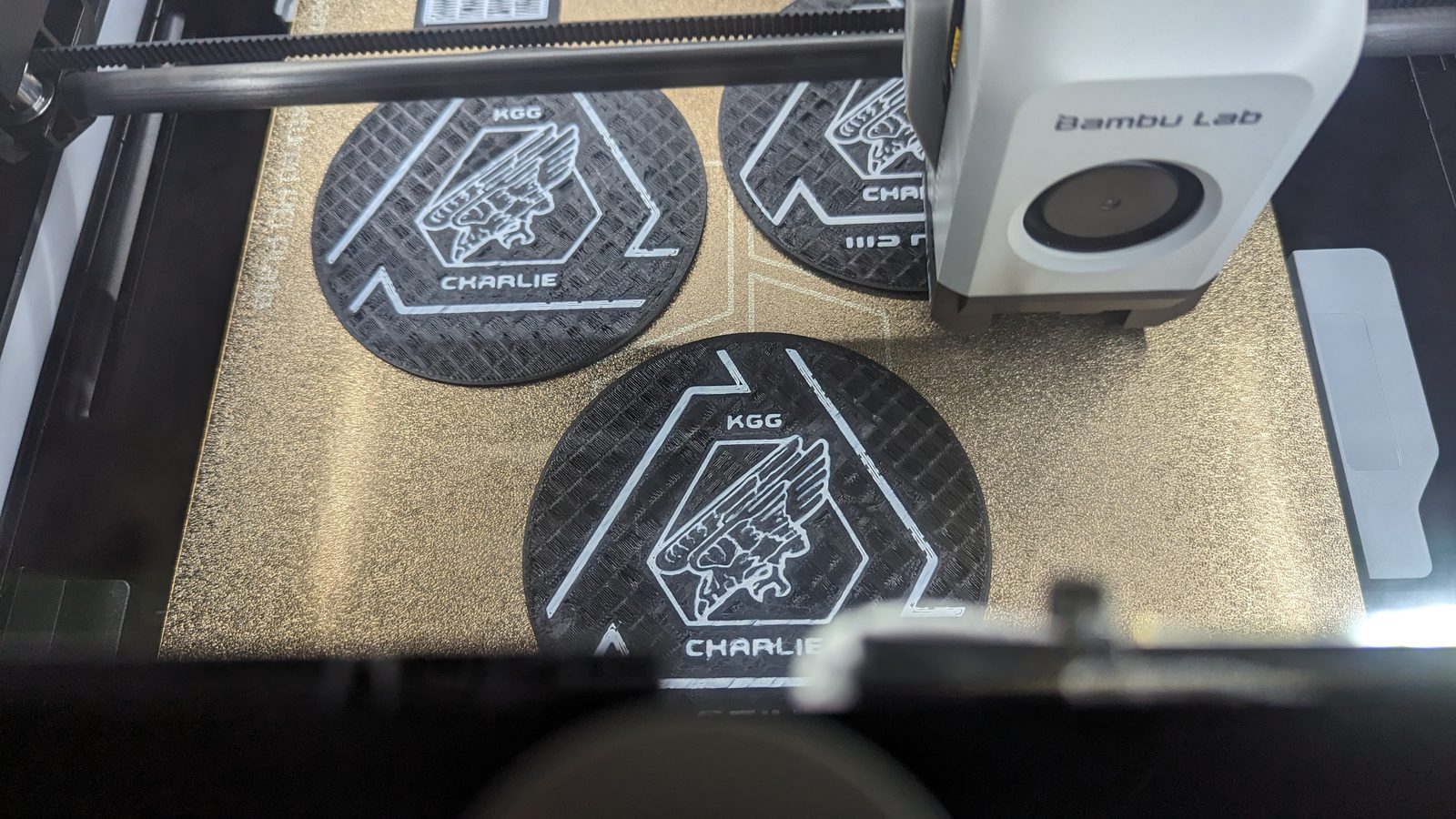 Mehrere identische Badges mit Namenszug während des Drucks