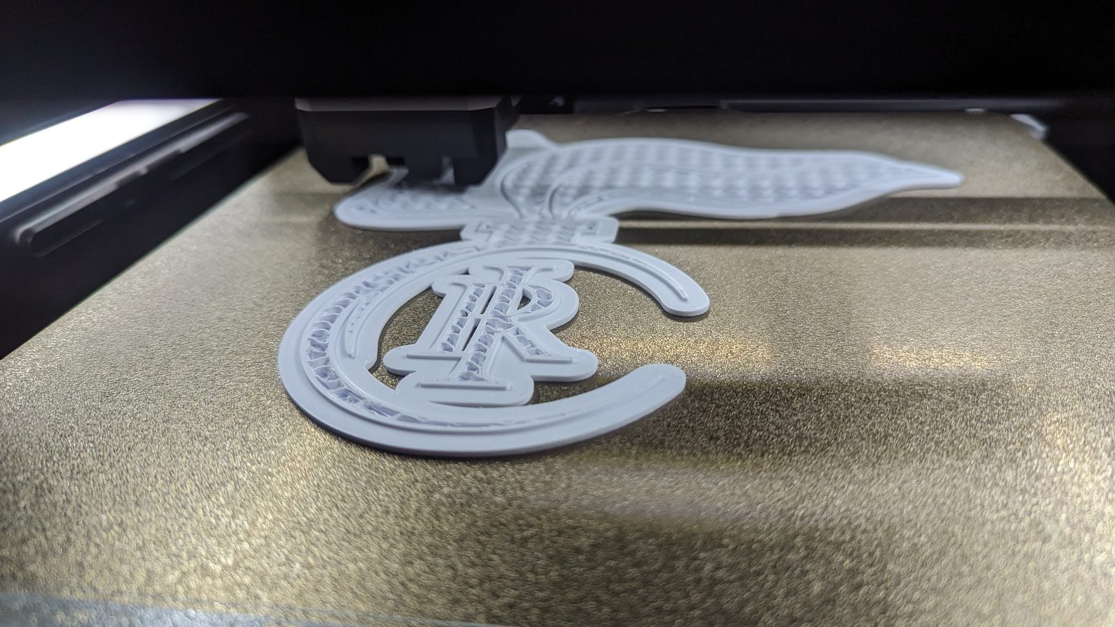 Ein Wappen-Emblem während des 3D-Drucks